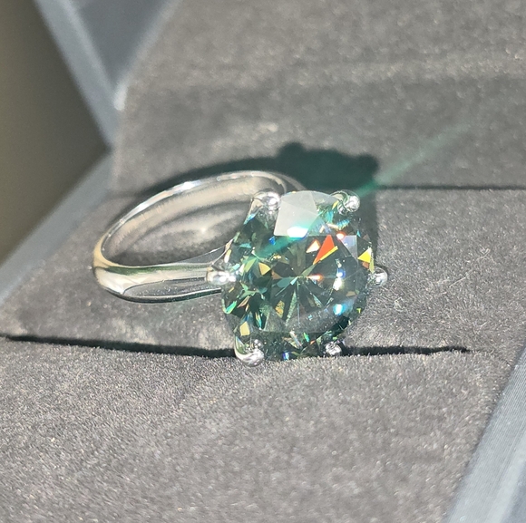 10 Carat Green Moissanite Diamond. 925 Sterling Silver Ring. Platinum Plated. - Picture 2 of 13